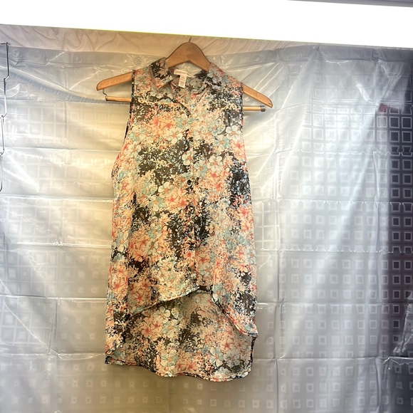 Ambiance Apparel Sleeveless hi lo top - Picture 1 of 2